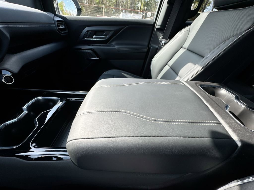 Used 2025 Chevrolet Silverado EV LT image 23