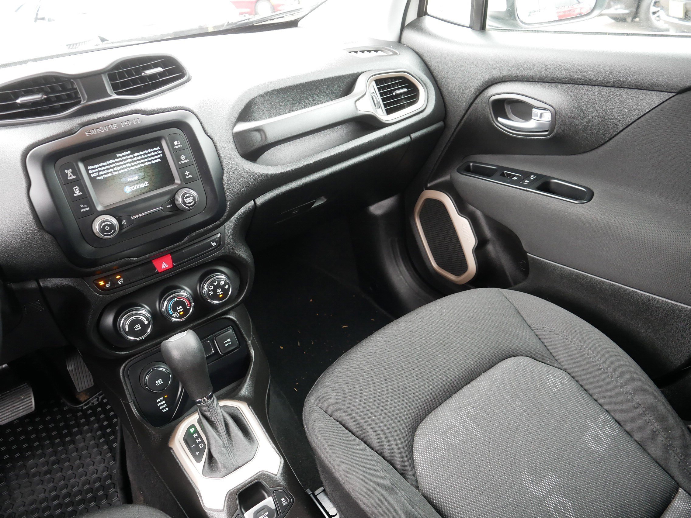 Used 2017 Jeep Renegade Latitude w/ Cold Weather Group image 11