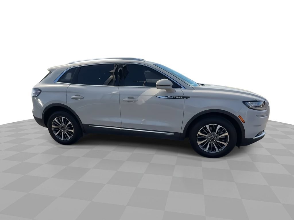 Used 2023 Lincoln Nautilus FWD w/ Premium Package image 2