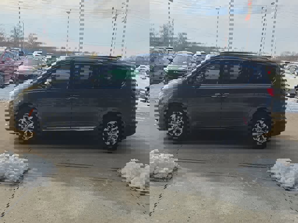 Used 2018 Chrysler Pacifica Touring-L Plus w/ Advanced Safetytec Group image 5