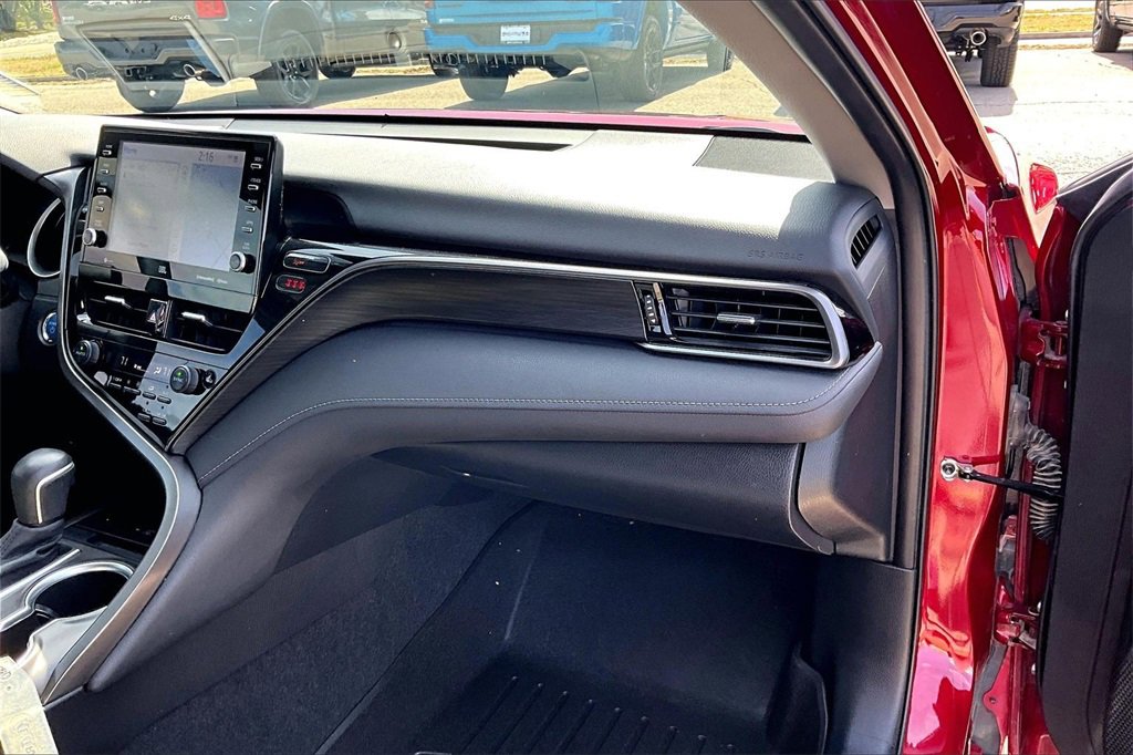 Used 2022 Toyota Camry XLE w/ Navigation Upgrade Package image 13