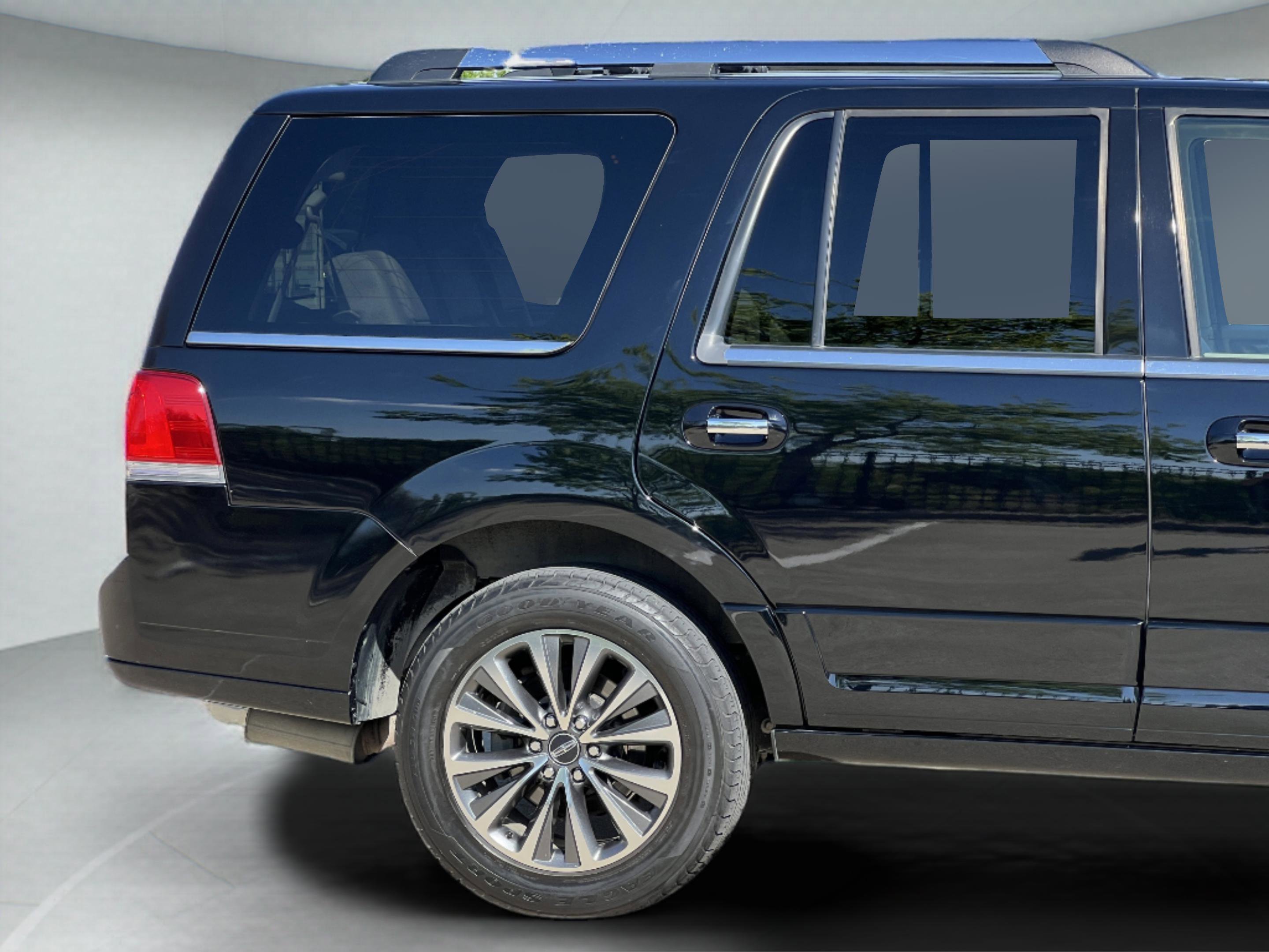 Used 2017 Lincoln Navigator Select image 11