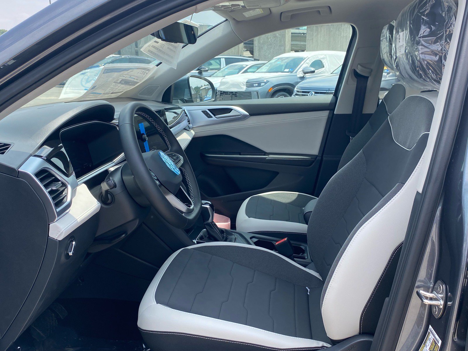 New 2026 Volkswagen Taos SE FWD image 8