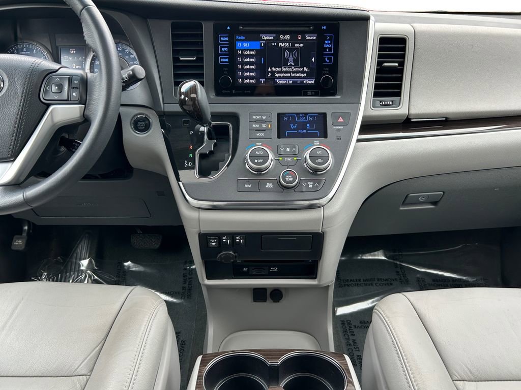 Used 2017 Toyota Sienna XLE Premium image 12