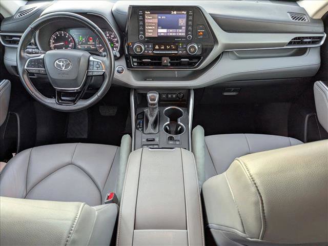 Used 2020 Toyota Highlander XLE image 19
