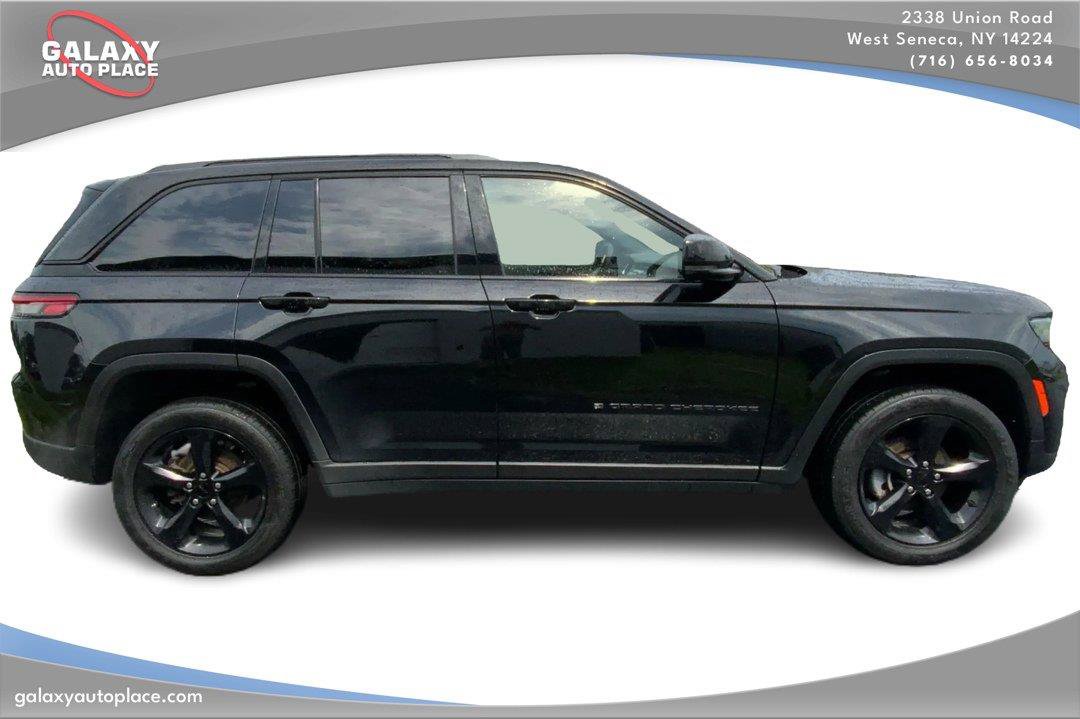 Used 2023 Jeep Grand Cherokee Altitude AWD/4WD image 4