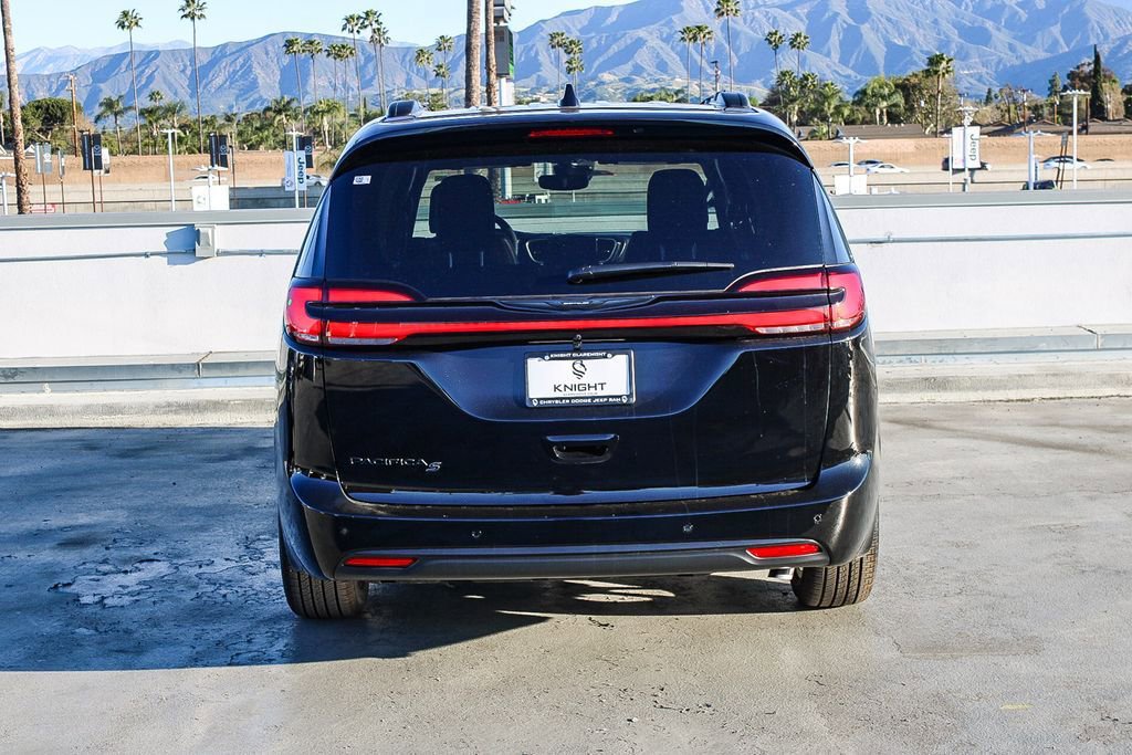 New 2026 Chrysler Pacifica Select w/ S Appearance Package FWD image 6