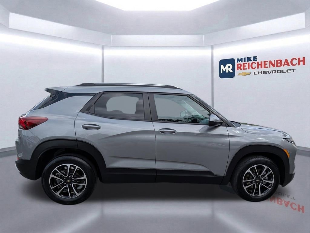 Used 2024 Chevrolet TrailBlazer LT w/ Driver Confidence Package image 3