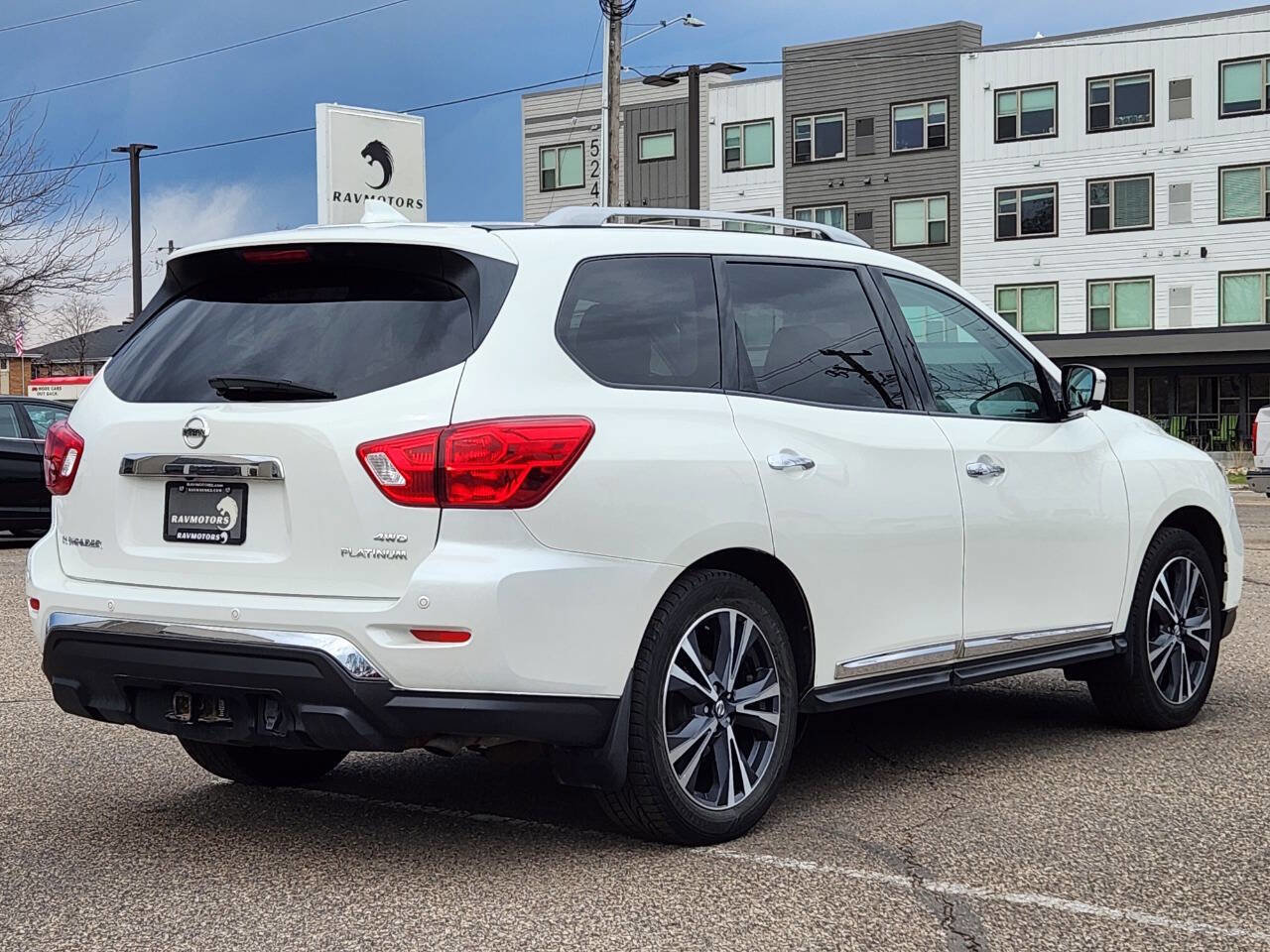 Used 2019 Nissan Pathfinder Platinum AWD/4WD image 10