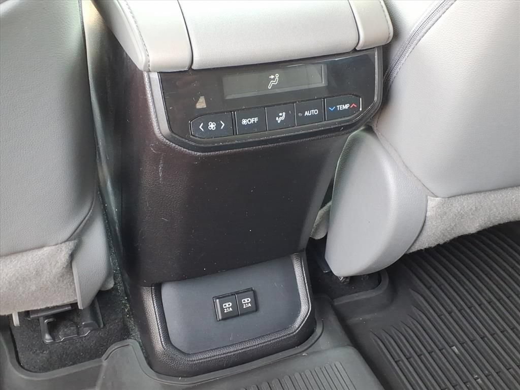 Used 2020 Toyota Highlander XLE AWD/4WD image 15