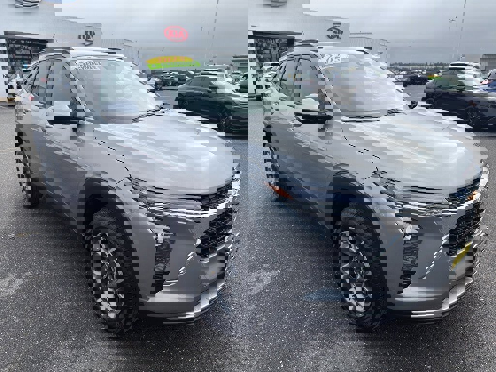 Used 2025 Chevrolet Trax LT w/ LT Convenience Package image 3