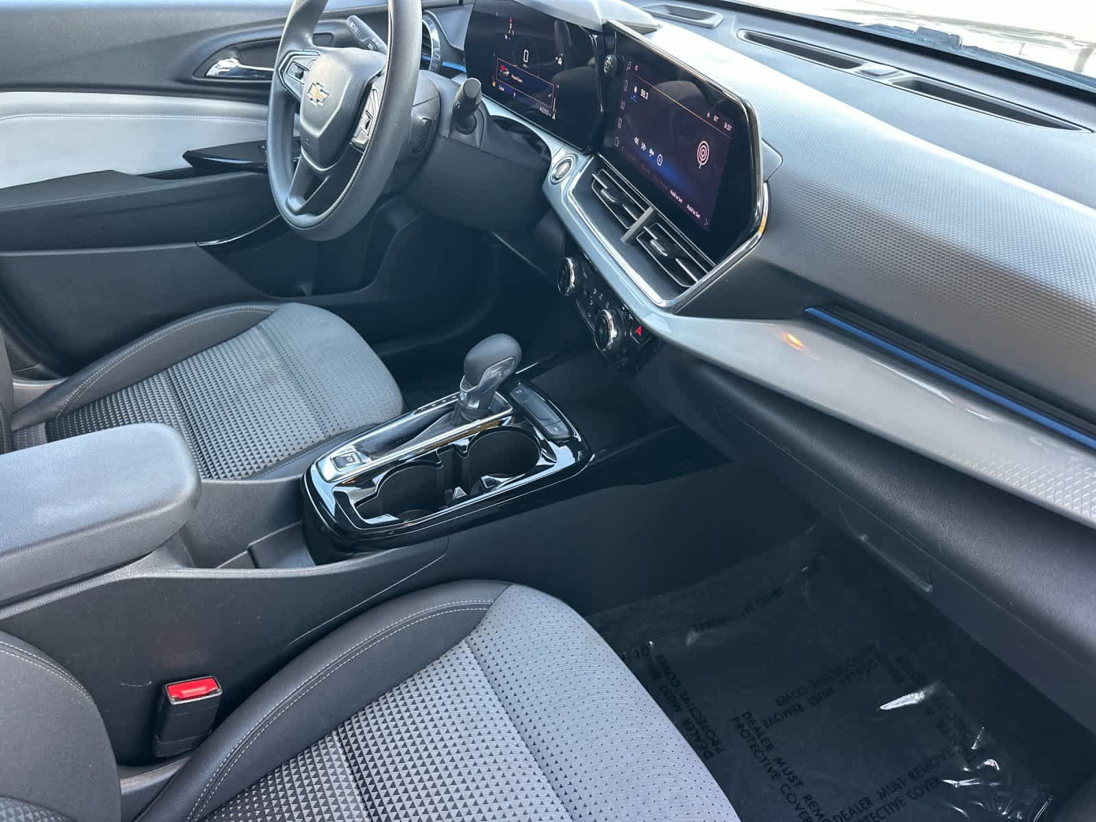 Used 2025 Chevrolet Trax LT FWD image 17