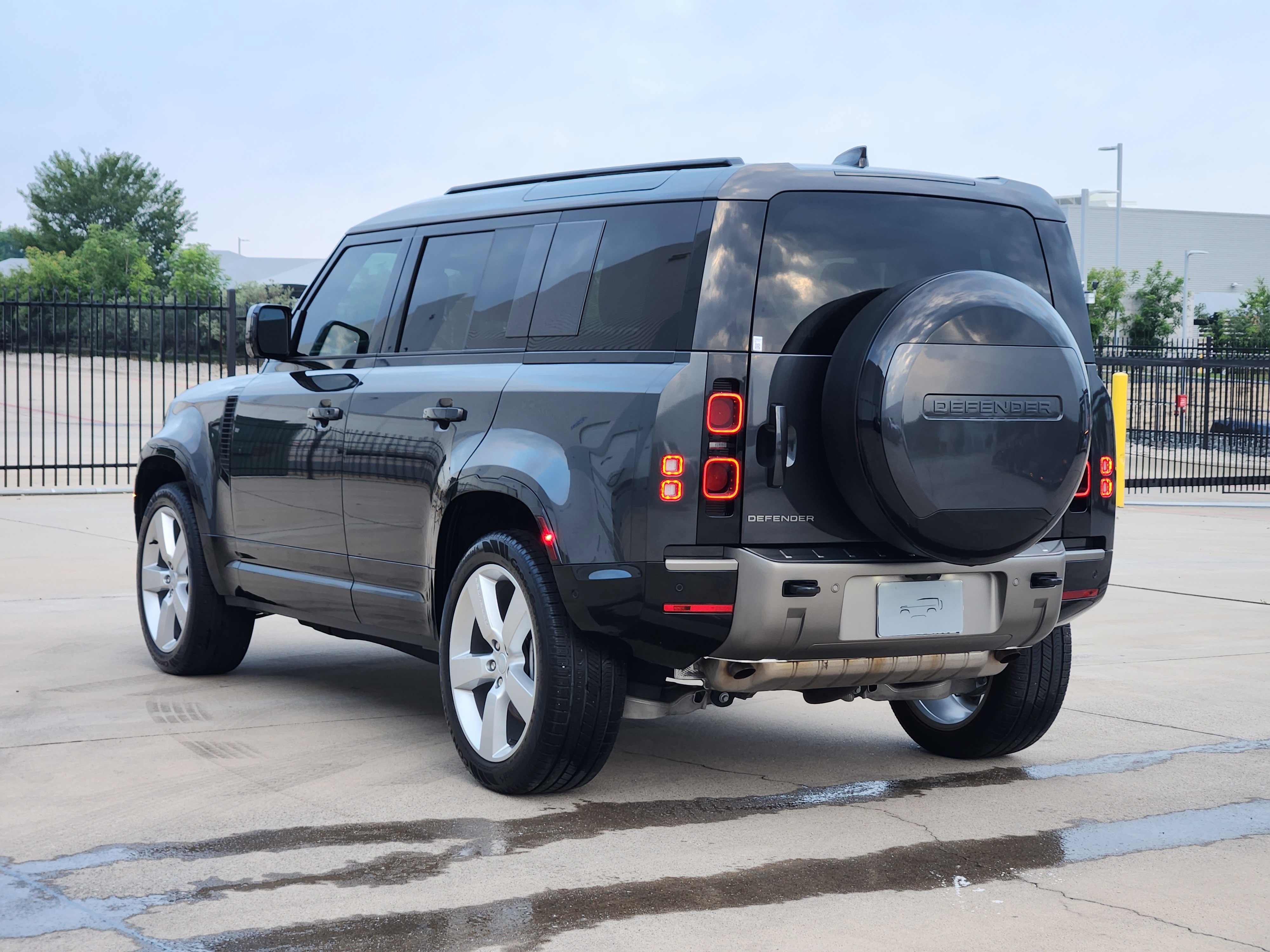 Used 2025 Land Rover Defender 110 X-Dynamic SE AWD/4WD image 4