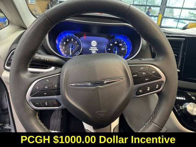 Used 2024 Chrysler Pacifica Touring-L image 19