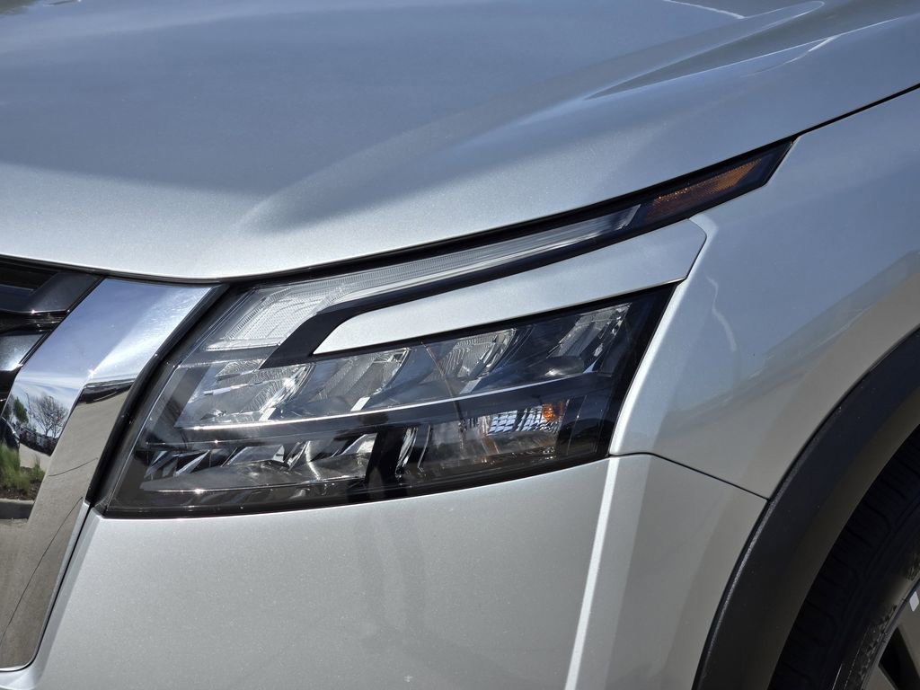 Used 2025 Nissan Pathfinder SV image 5