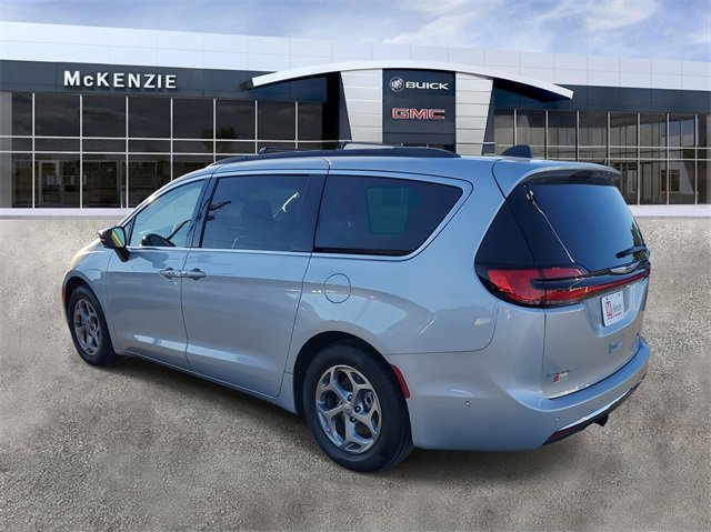 Used 2024 Chrysler Pacifica Limited w/ Uconnect Theater Family Group image 3