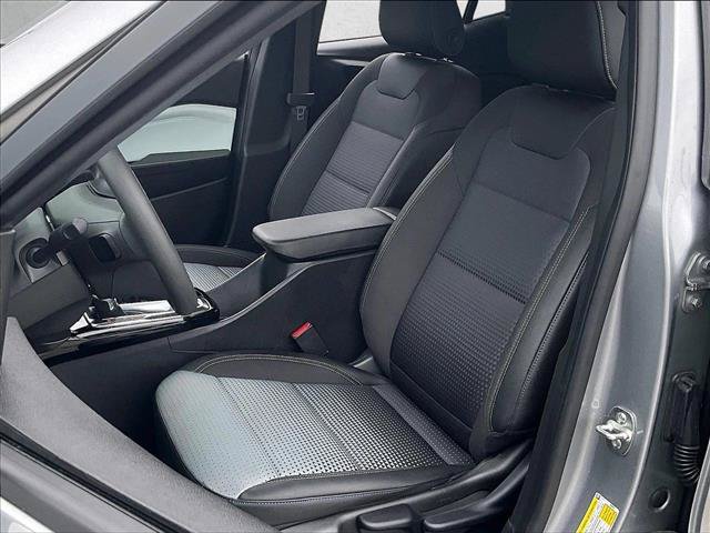 Certified 2025 Chevrolet Trax LT w/ LPO, Blackout Package FWD image 26