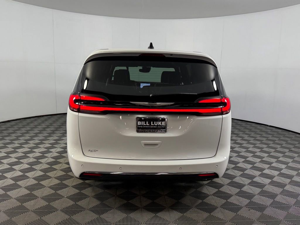 Used 2025 Chrysler Pacifica Select FWD image 8