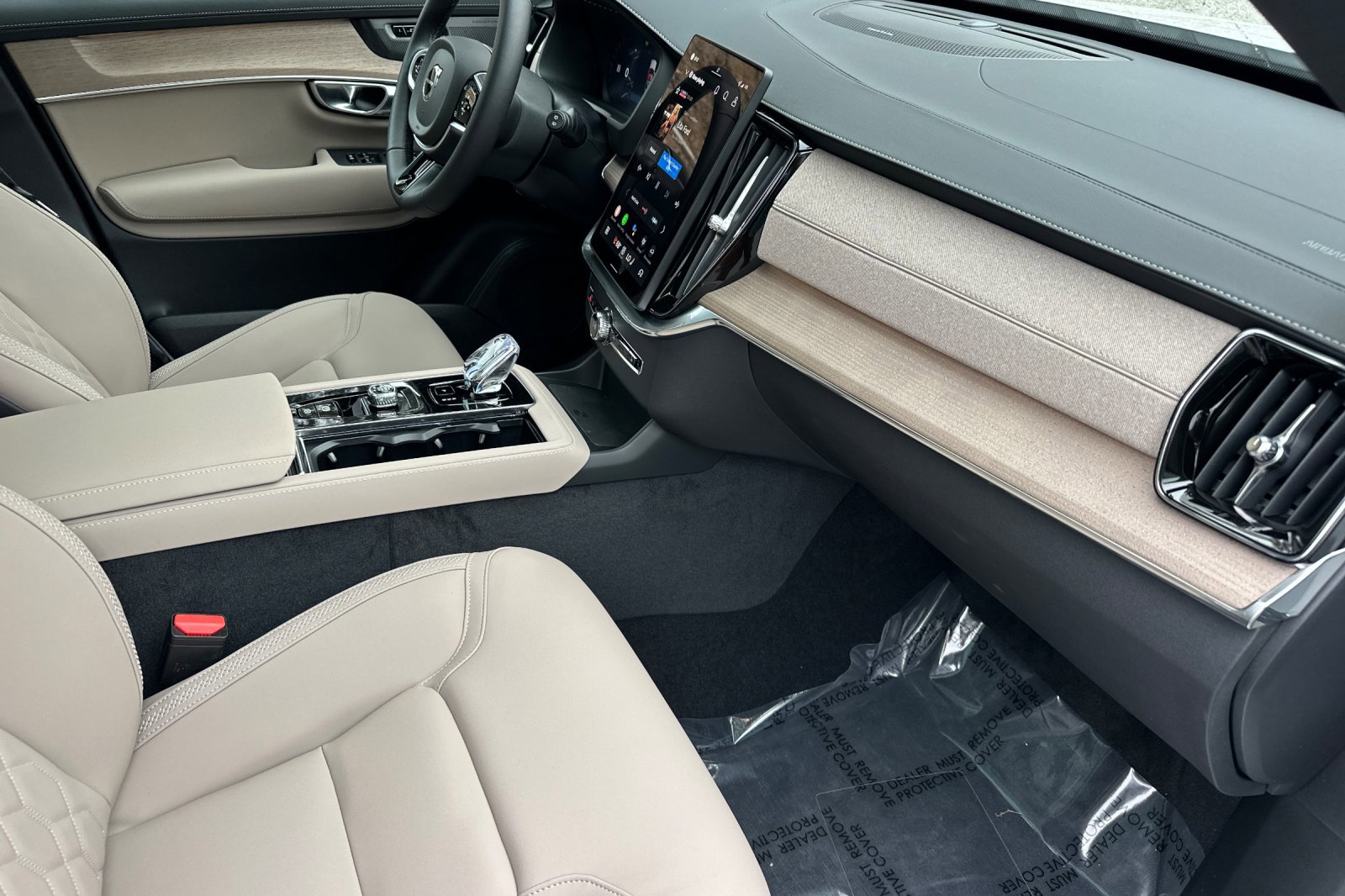New 2026 Volvo XC90 B6 Plus w/ Protection Package Premier image 13