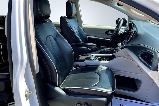 Used 2023 Chrysler Pacifica Limited image 31