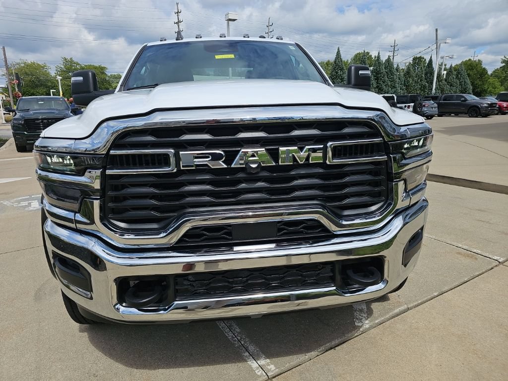 Used 2025 RAM 5500 4x4 Crew Cab image 5