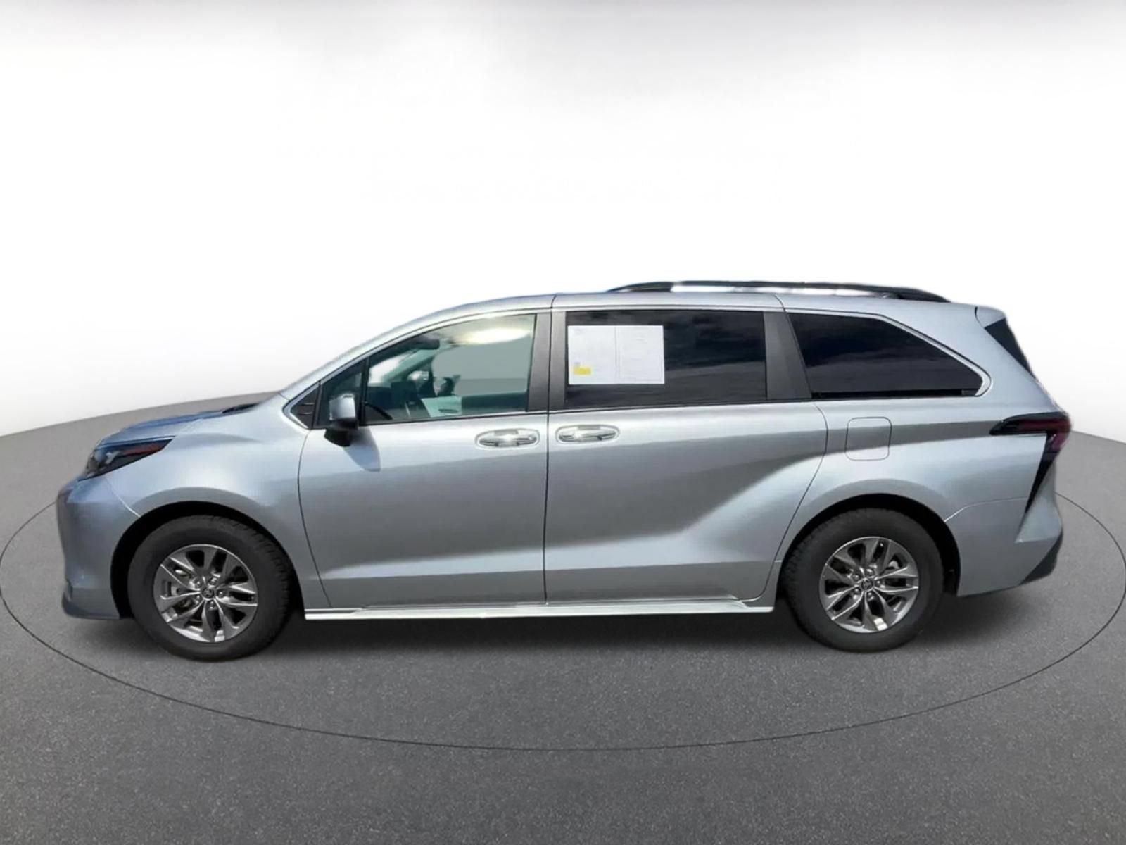Used 2025 Toyota Sienna XLE FWD image 8