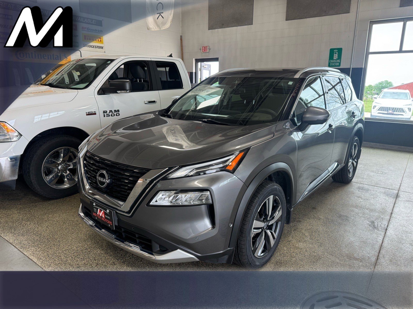 Used 2023 Nissan Rogue Platinum AWD/4WD image 1