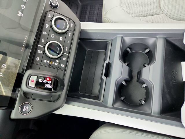 New 2026 Land Rover Defender 130 X-Dynamic SE AWD/4WD image 22