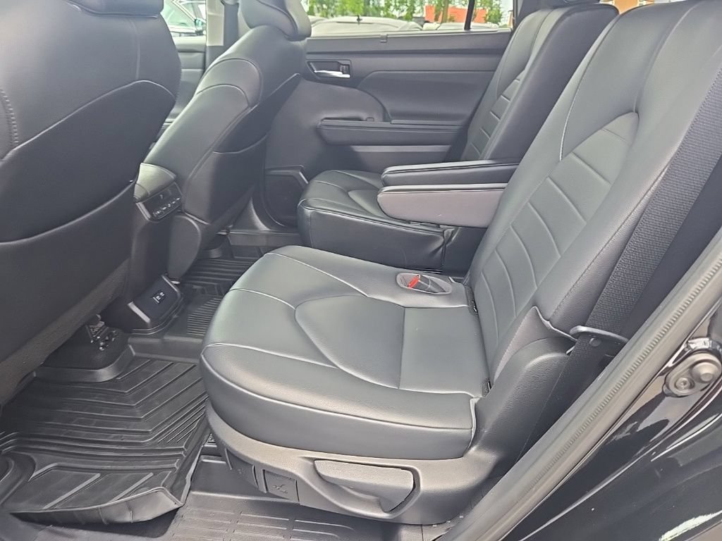 Used 2021 Toyota Highlander XLE AWD/4WD image 26