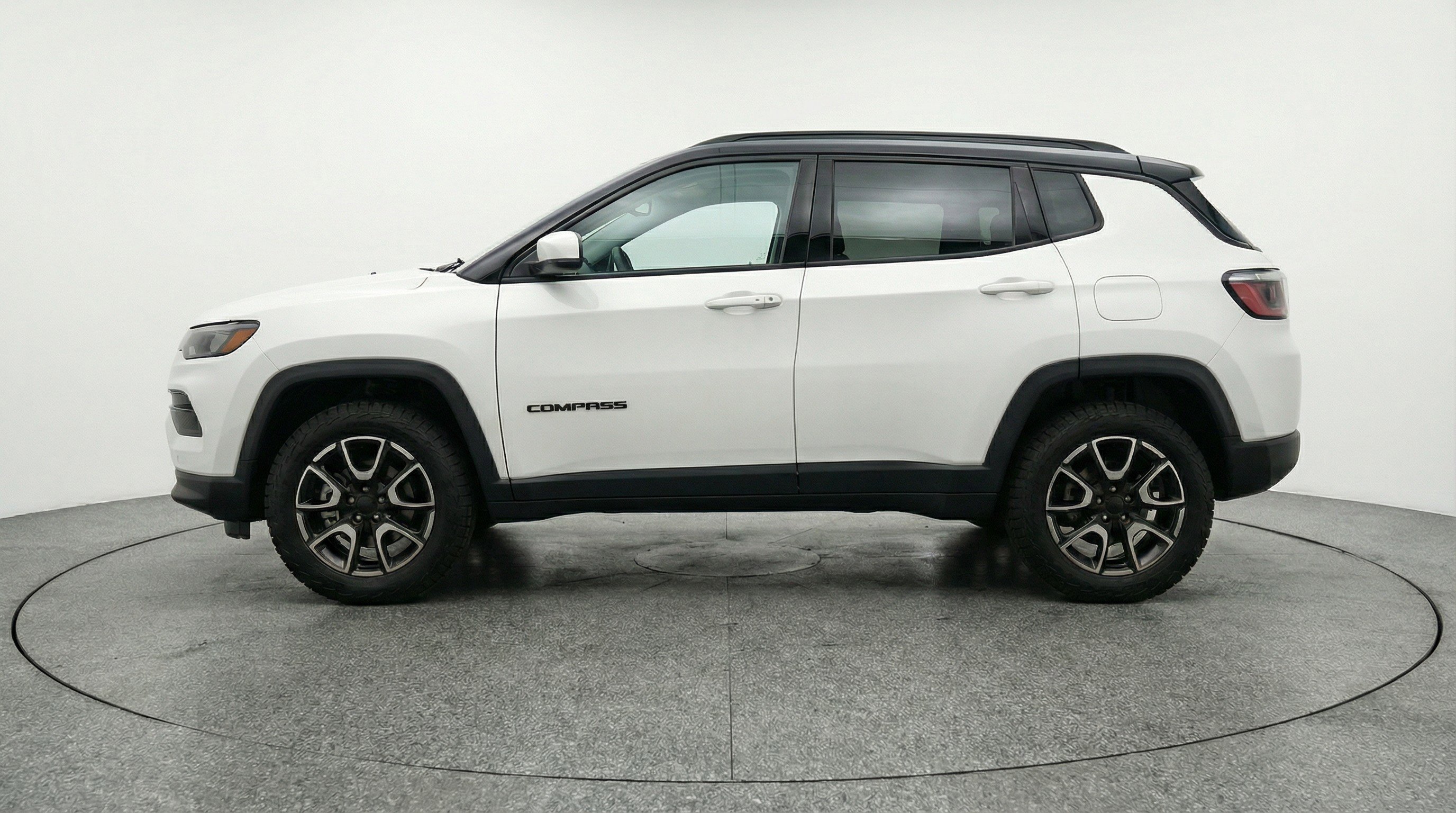 Used 2025 Jeep Compass Trailhawk image 5