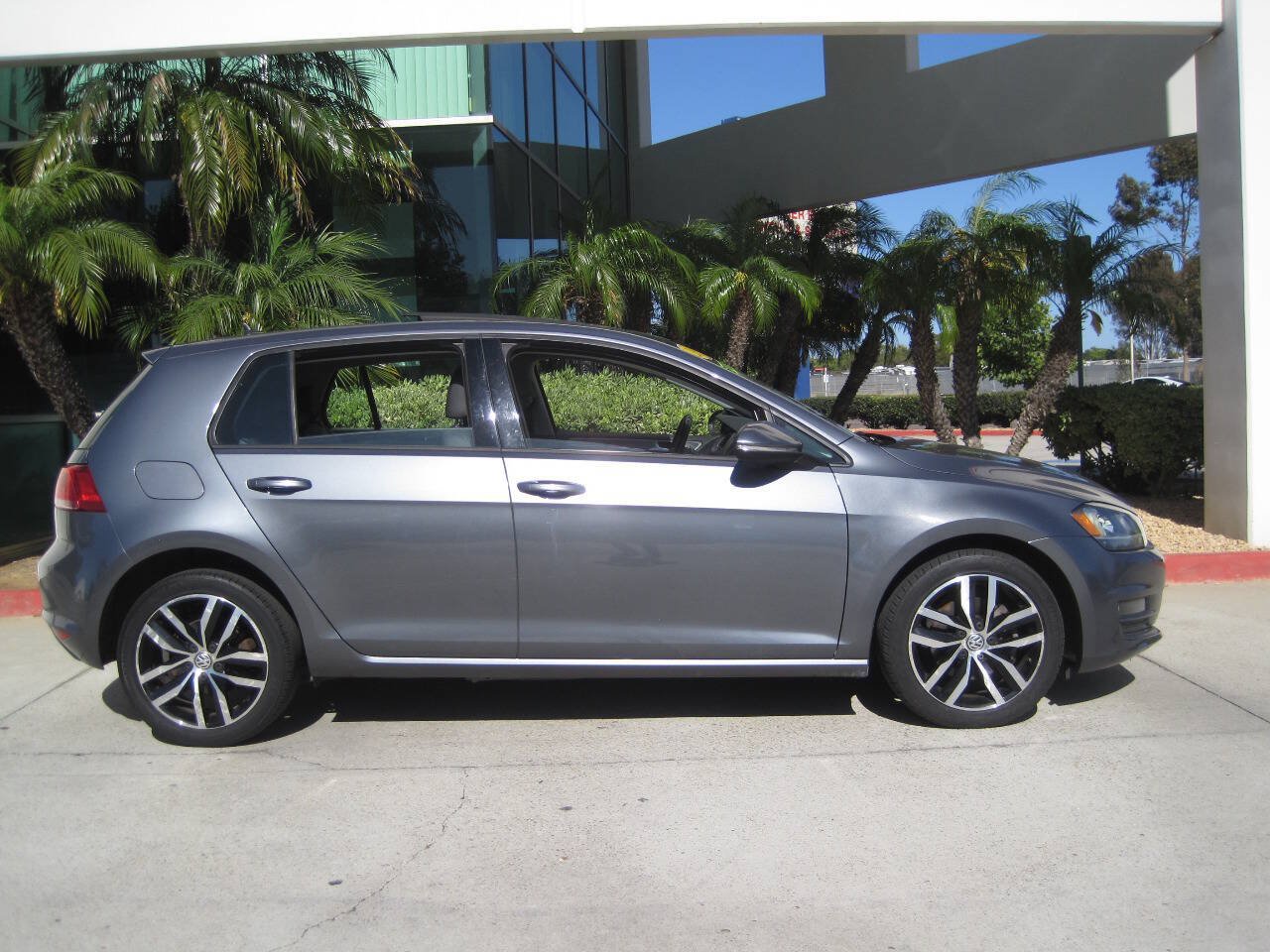 Used 2015 Volkswagen Golf S FWD image 3