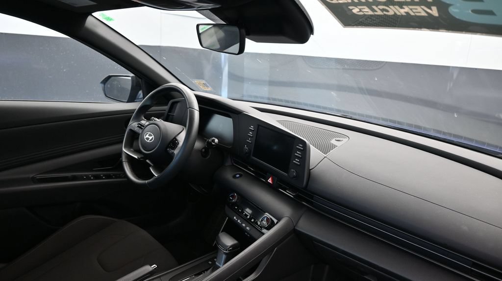 Certified 2025 Hyundai Elantra Sport FWD image 12