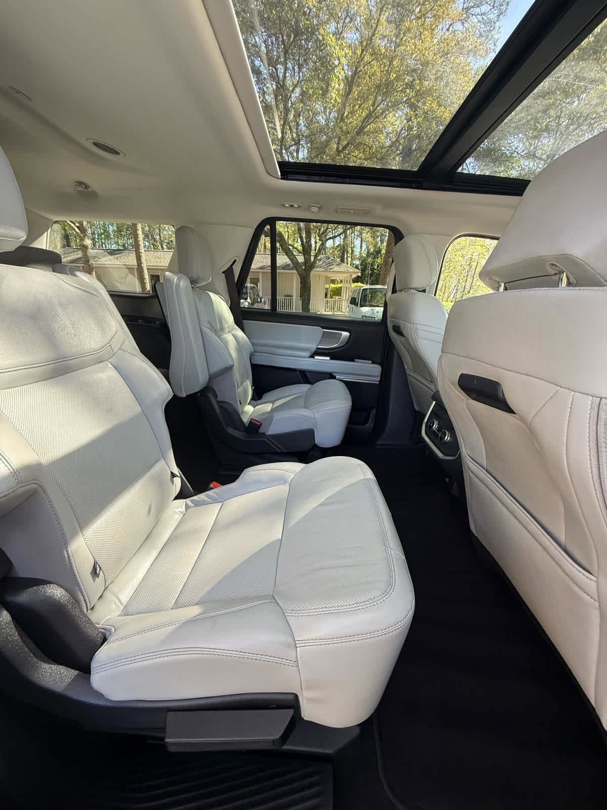 Used 2025 Ford Expedition Platinum image 13