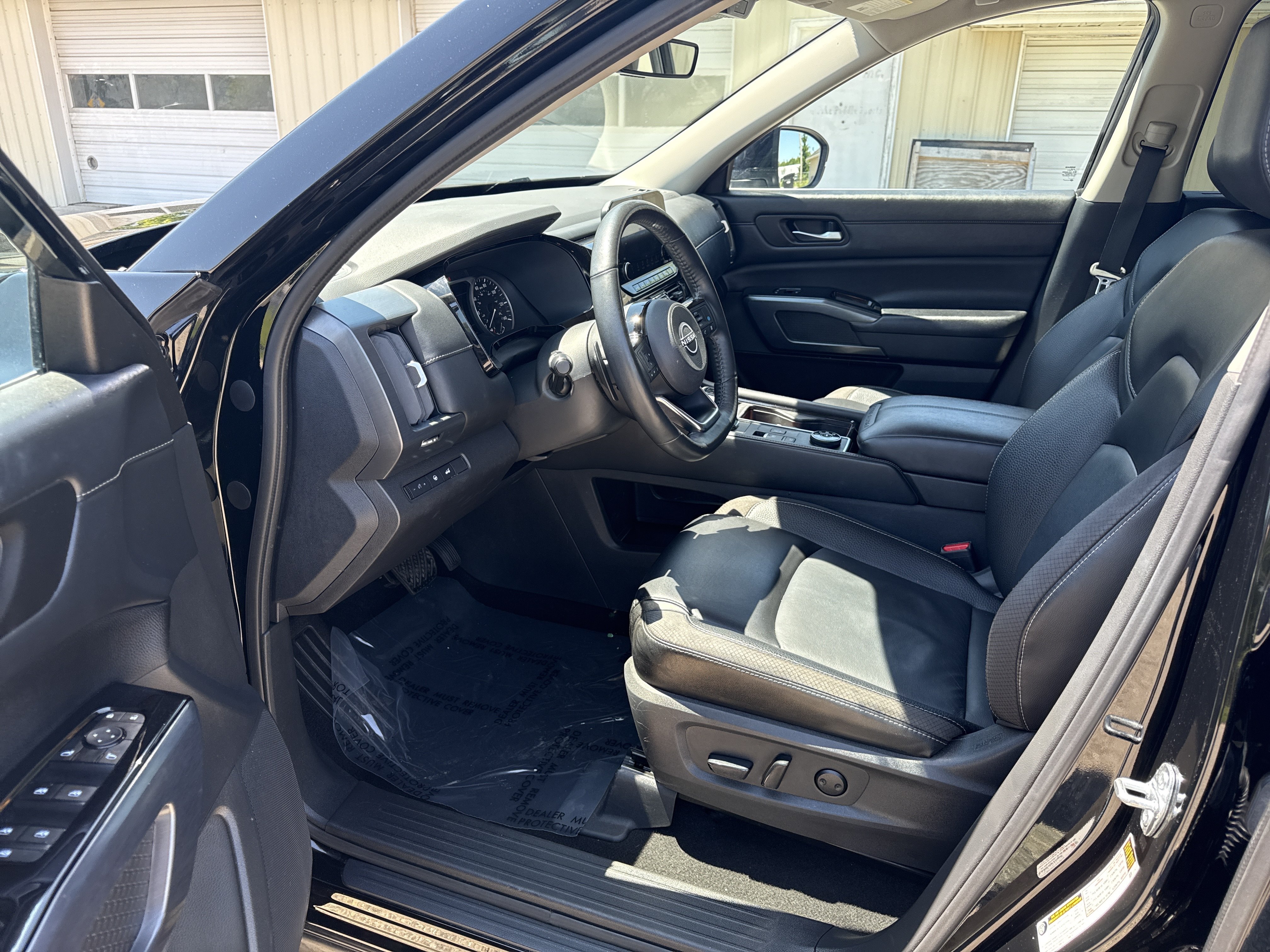 Used 2023 Nissan Pathfinder SL AWD/4WD image 15
