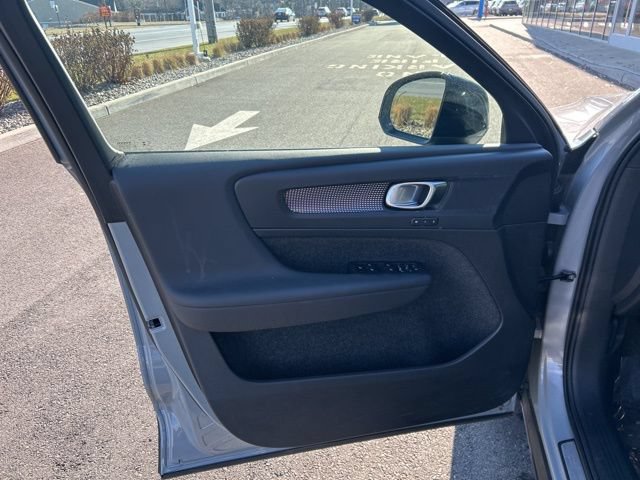 Certified 2025 Volvo XC40 B5 Plus AWD/4WD image 15