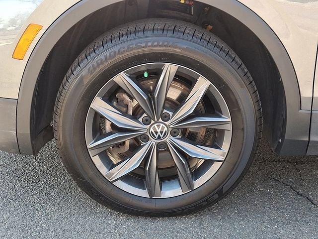 Certified 2022 Volkswagen Tiguan SE w/ Panoramic Sunroof Package AWD/4WD image 28