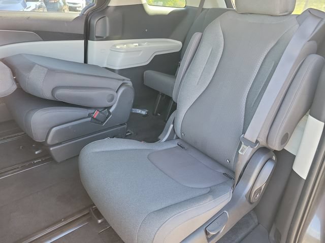 Used 2023 Kia Carnival LX FWD image 16