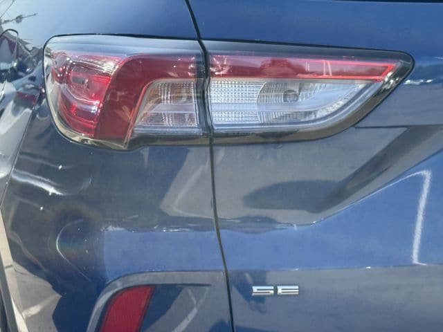 Used 2022 Ford Escape SE w/ SE Sport Appearance Package FWD image 6