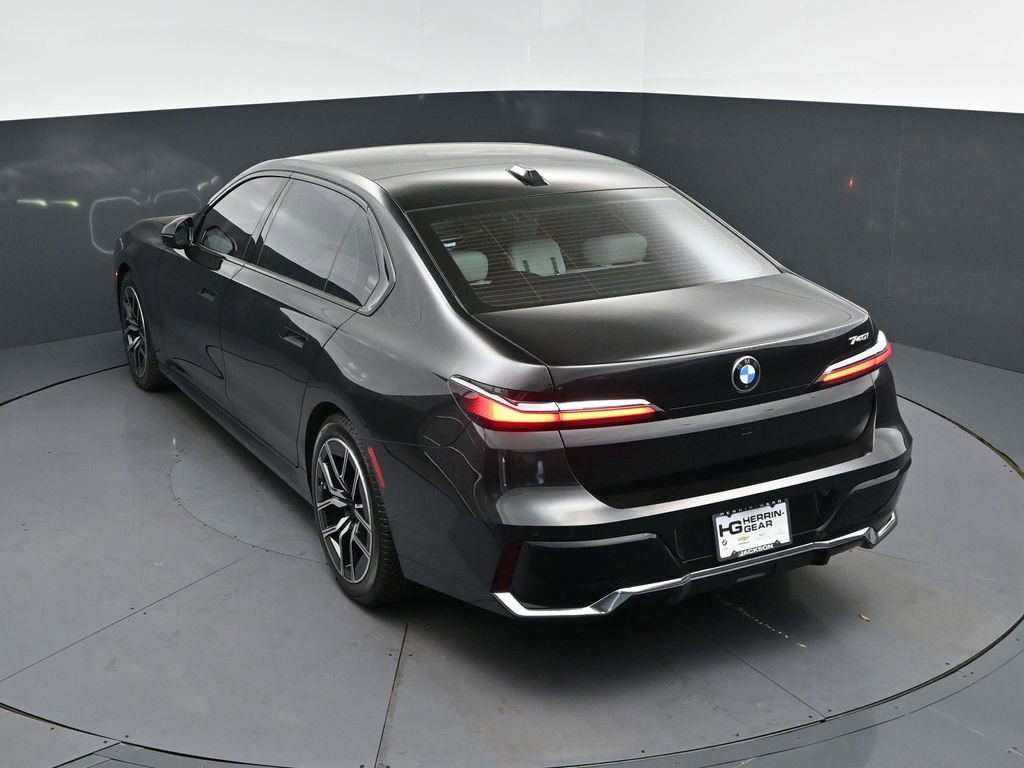 Used 2023 BMW 740i image 34