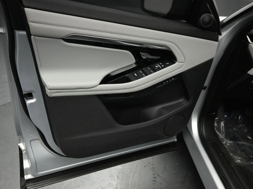 Used 2020 Land Rover Range Rover Evoque SE image 21