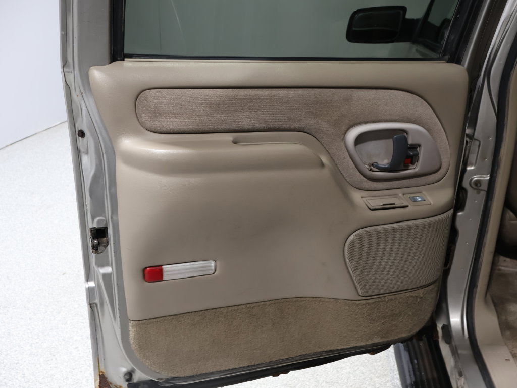 Used 1999 GMC Suburban 4WD w/ Marketing Opt Pkg 3 image 22