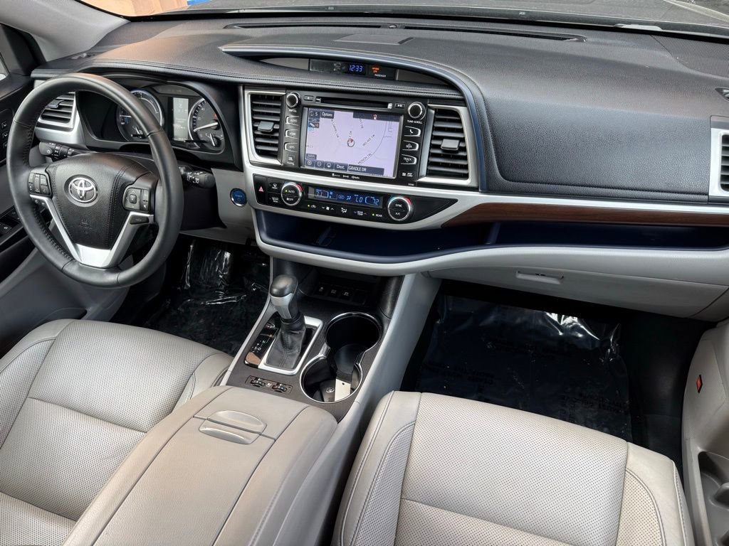 Used 2016 Toyota Highlander Limited Platinum image 25