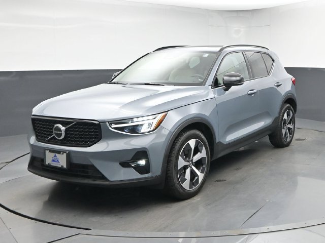 Used 2023 Volvo XC40 B5 Plus w/ Protection Package Premier AWD/4WD image 3