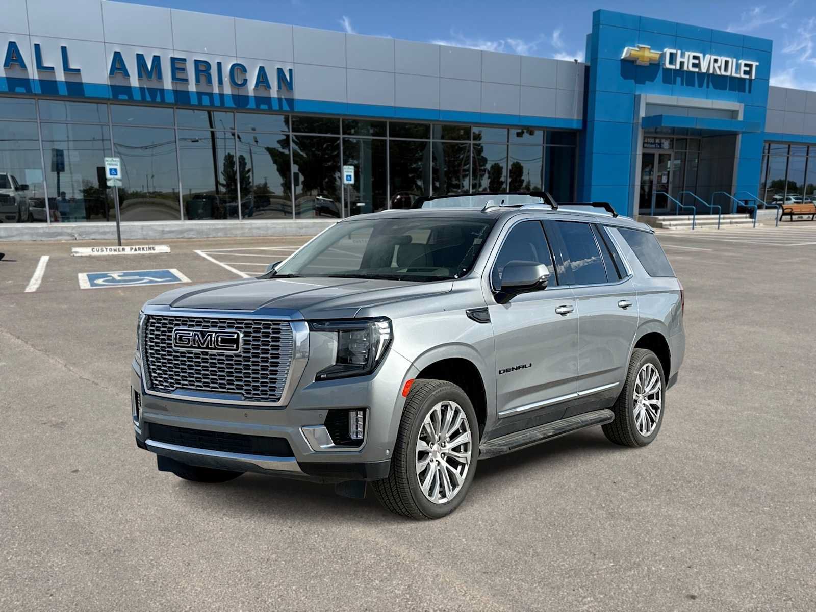 Used 2023 GMC Yukon Denali w/ Advanced Technology Package AWD/4WD image 4