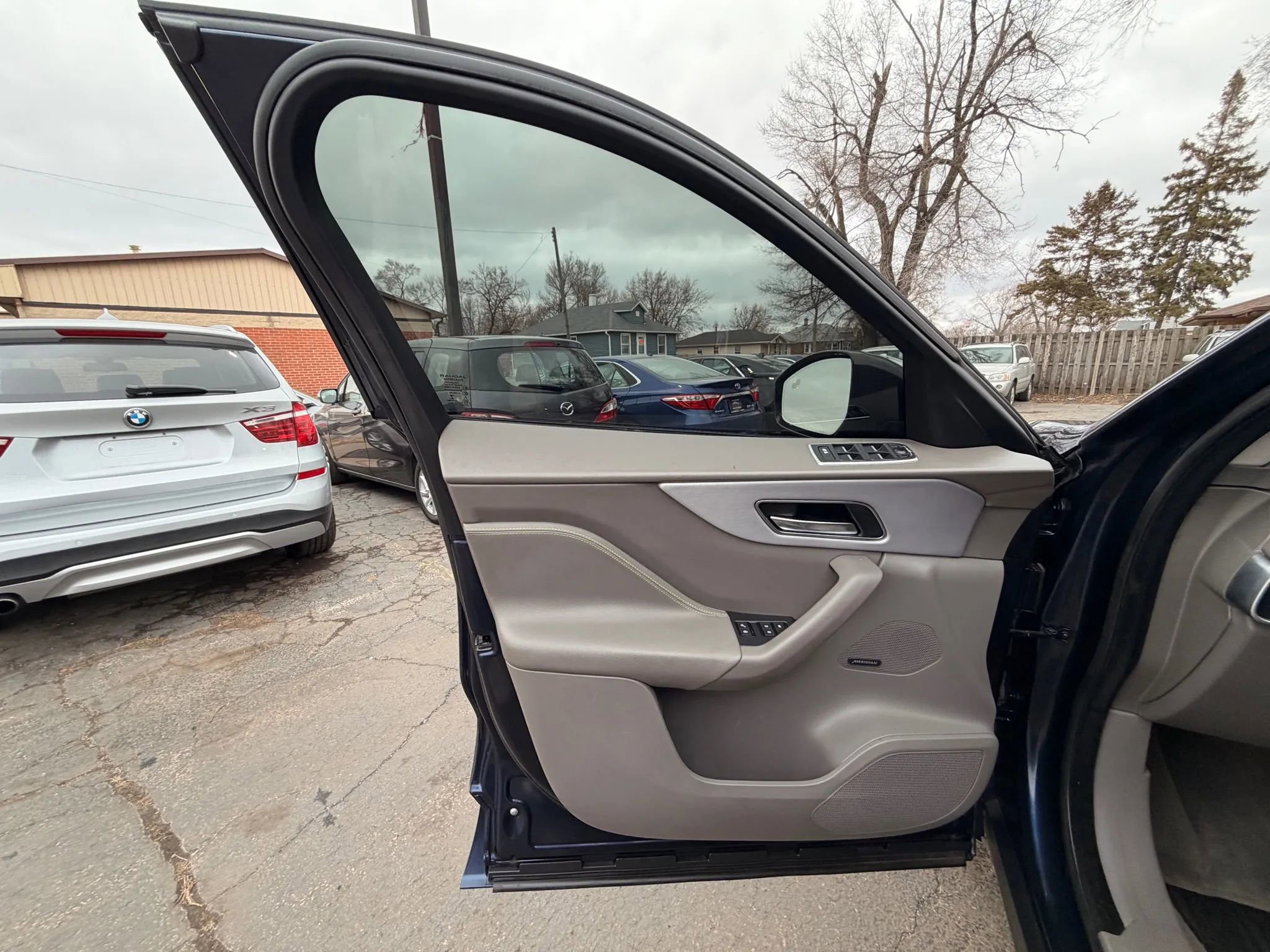 Used 2017 Jaguar F-PACE R-Sport image 11