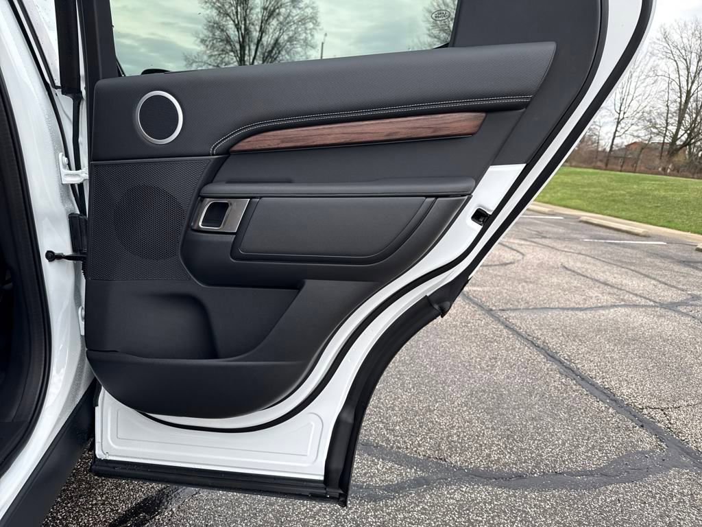 Used 2025 Land Rover Discovery Dynamic SE image 19