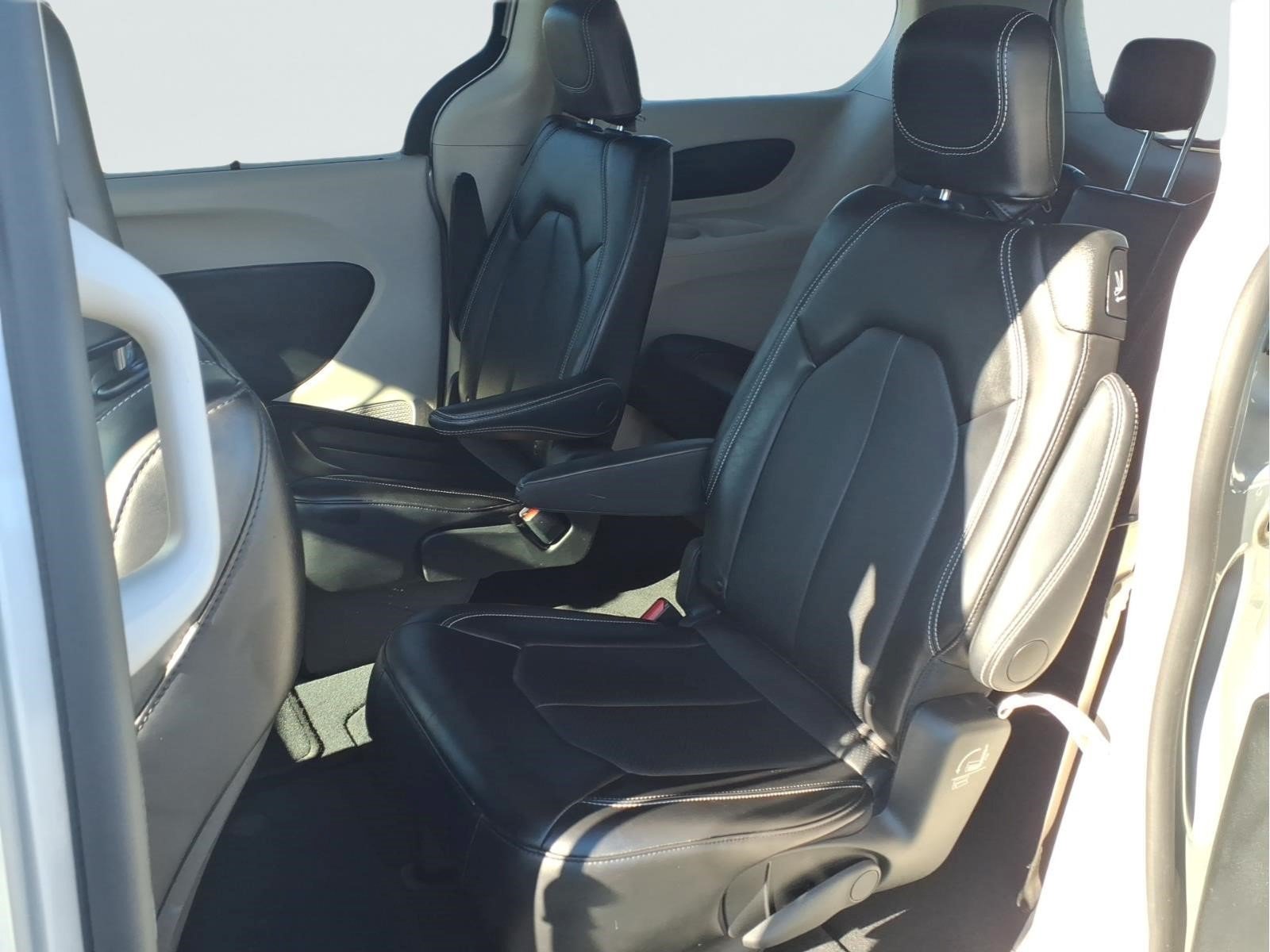 Used 2024 Chrysler Pacifica Touring-L FWD image 26