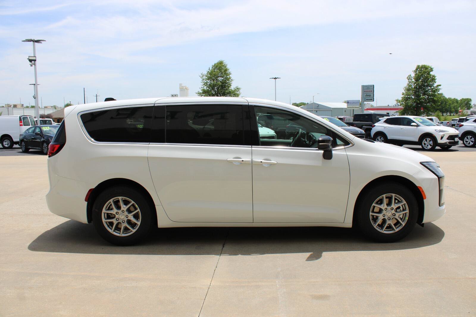 New 2027 Chrysler Pacifica Select FWD image 6