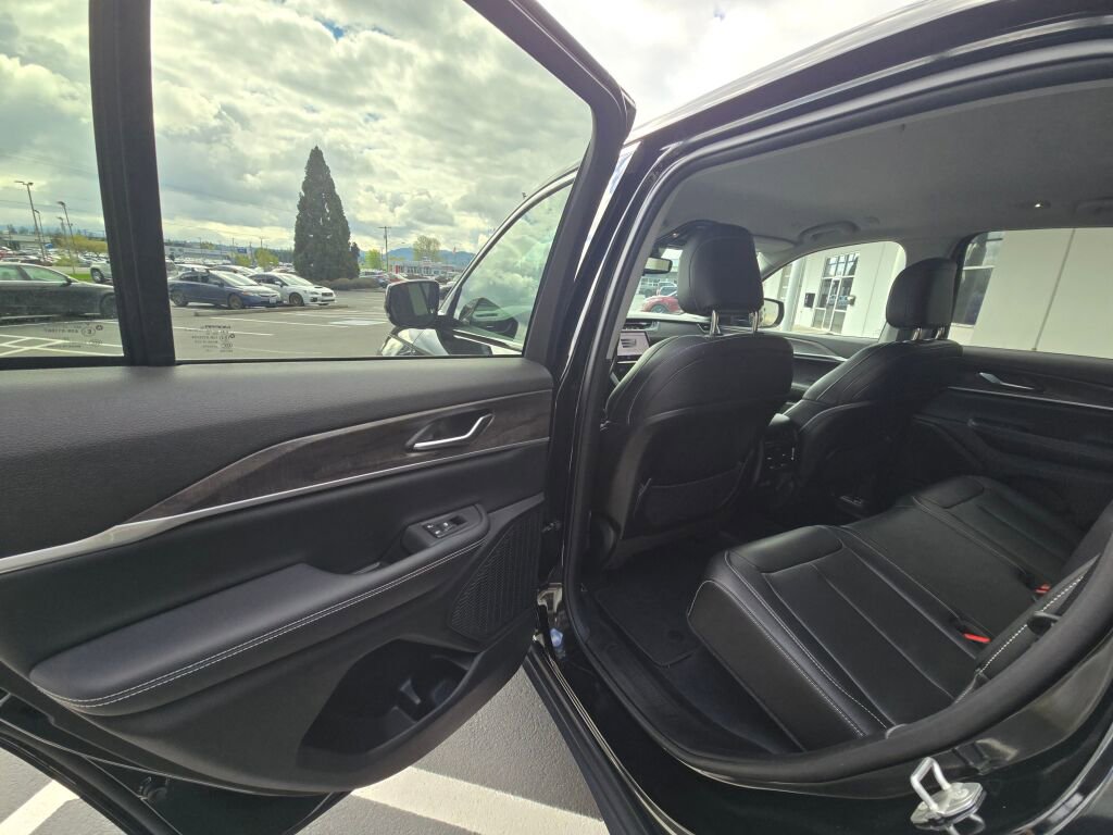 Used 2023 Jeep Grand Cherokee Limited image 12