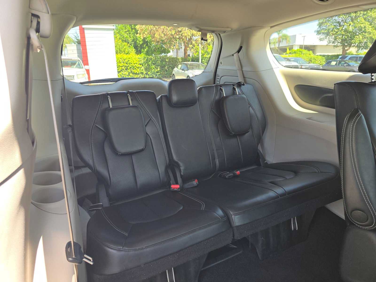 Used 2023 Chrysler Pacifica Touring-L FWD image 13